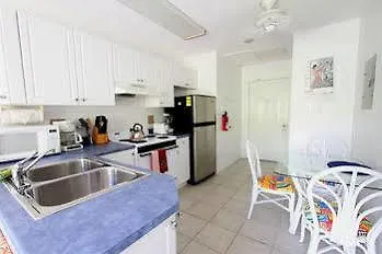 Turtle Nest Inn & Condos Bodden Town